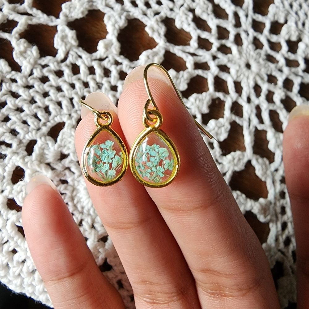 Handmade pressed flowers. Dainty tear drop dangle earrings